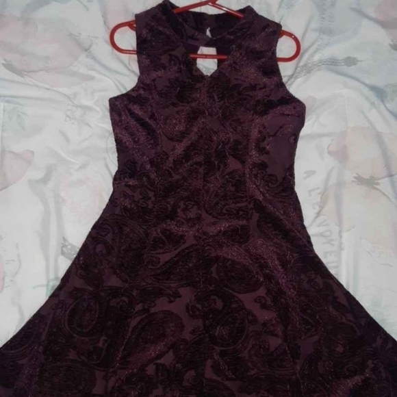 (7) Girls Velvet Dress Wine Colour w/ Floral Design - Picture 3 of 4